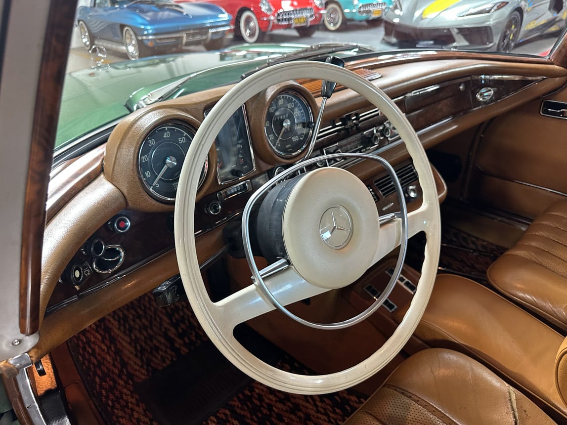 1971 Green Mercedas Benz 280SE 7546